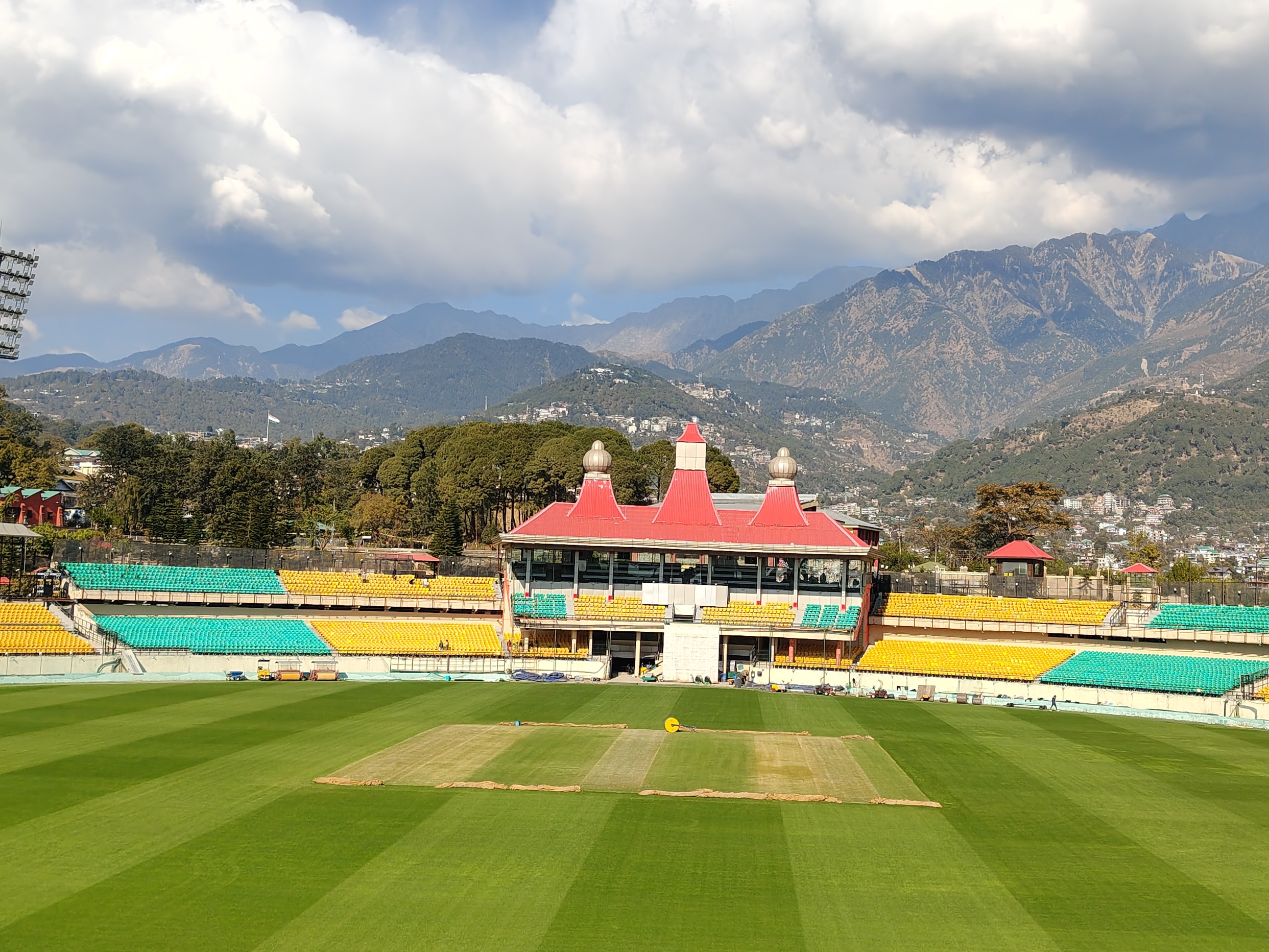 धर्मशाला में टी-20 मुकाबले को तैयार क्रिकेट स्टेडियम।