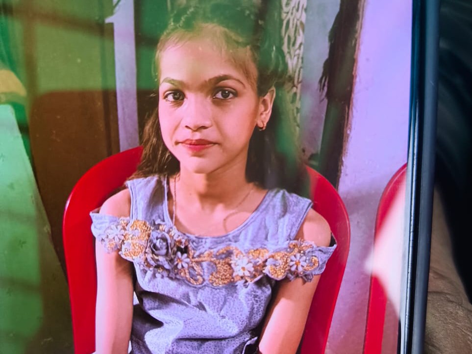 यह तस्वीर मृतक छात्रा प्रियांशी की है। वह रोज की तरह साइकिल से स्कूल जा रही थी।