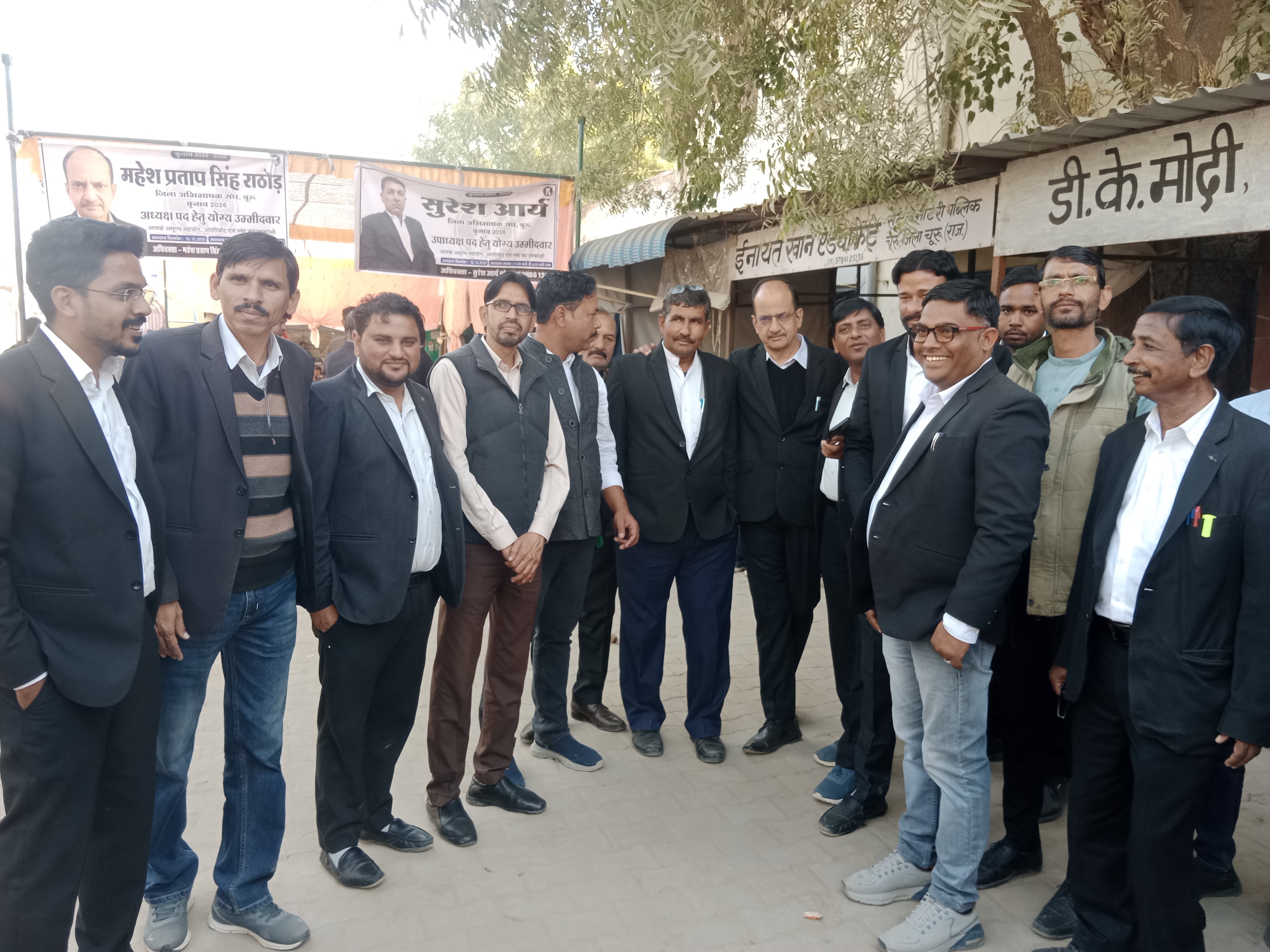 चूरू जिला अभिभाषक संघ चुनाव के लिए मतदान के तैयार अधिवक्ता।