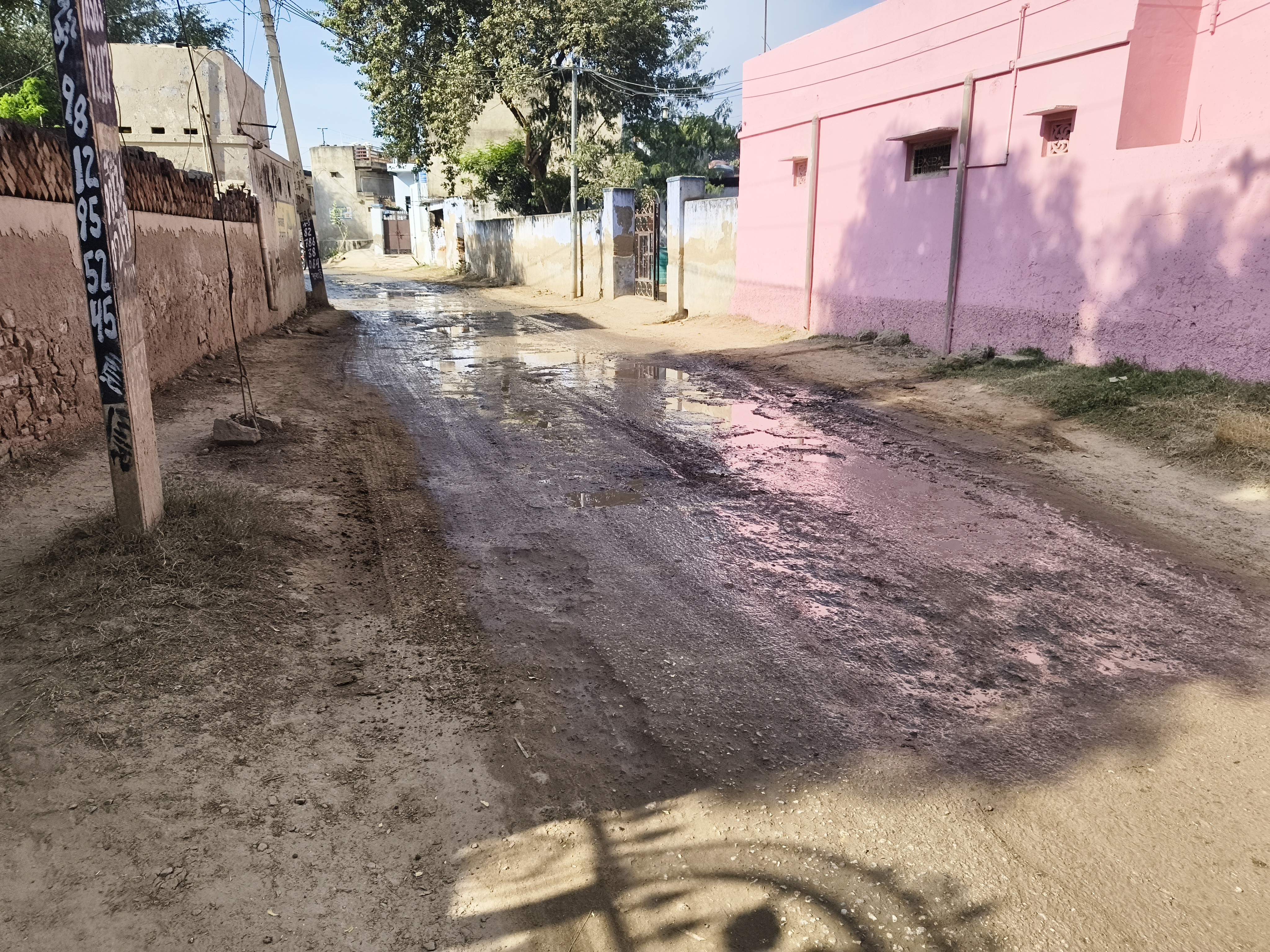 मुख्य सड़क पर लंबे समय से गंदा पानी जमा होने से लोग परेशान है।