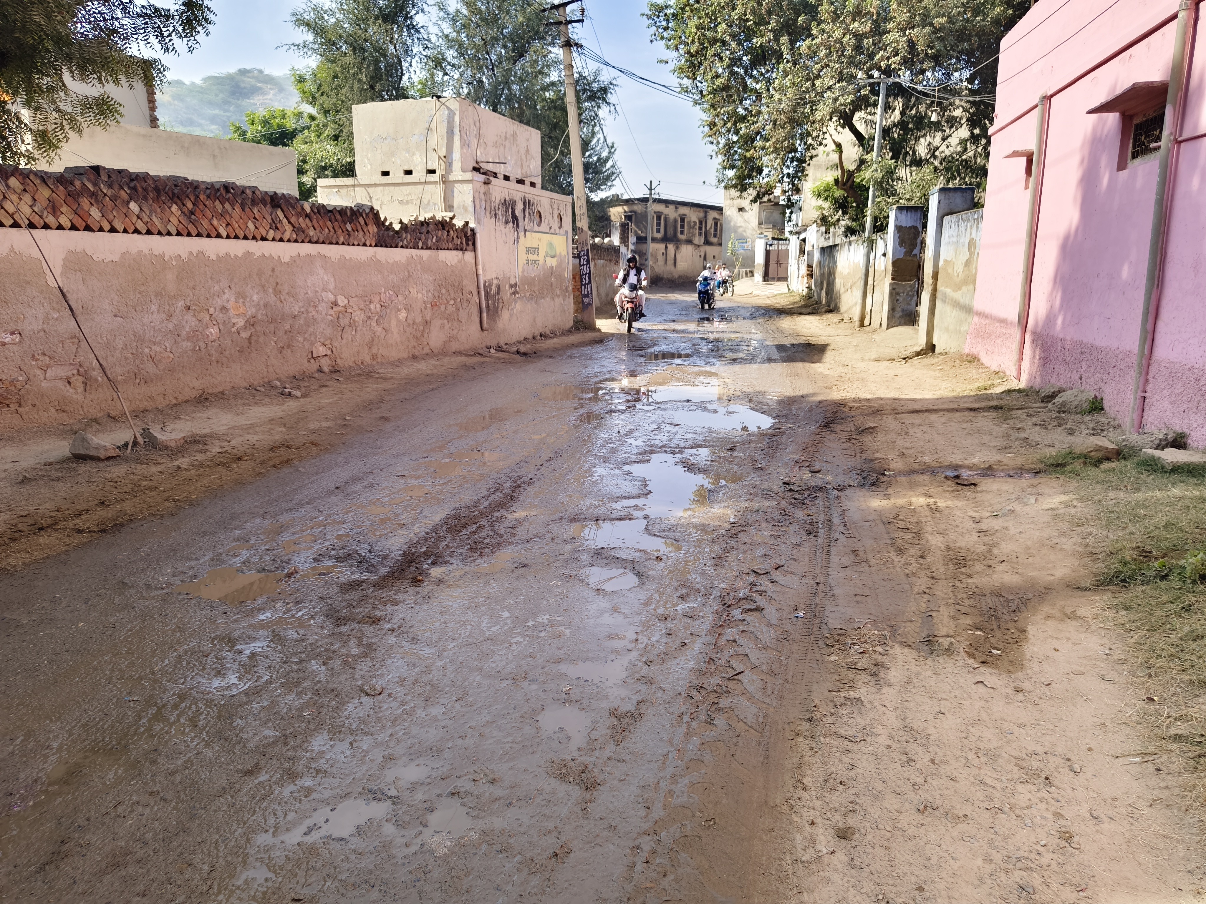 बुहाना पंचायत समिति के सावलौद गांव में गंदे पानी की समस्या गंभीर रूप ले चुकी है।