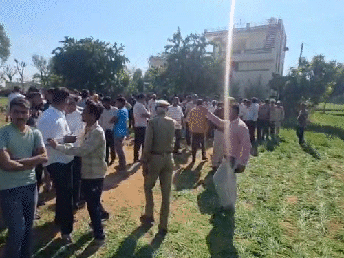 पुलिस ने मौके पर पहुंचकर भीड़ को पीछे हटाया।