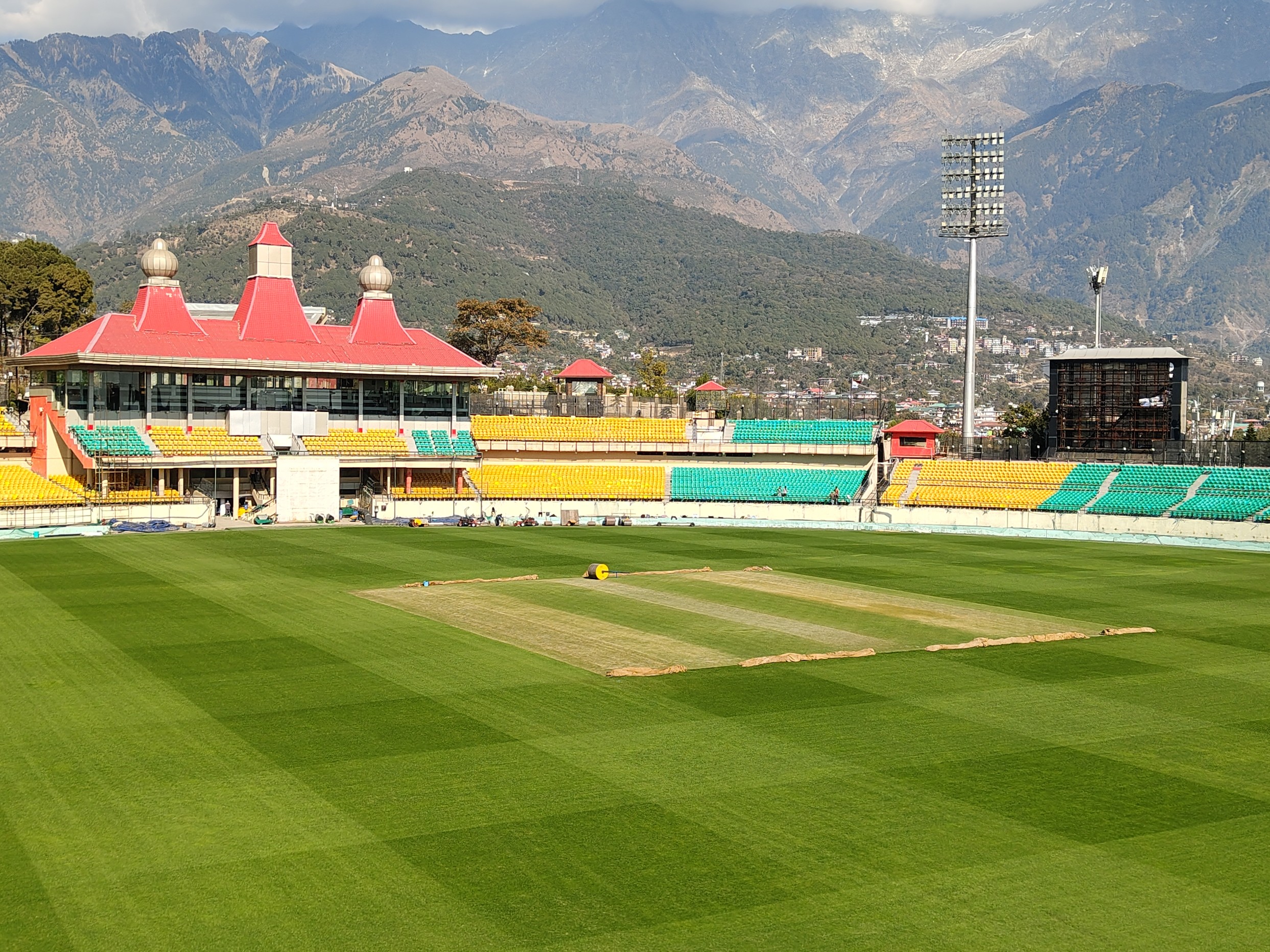 हिमाचल के धर्मशाला में टी-20 मुकाबले को तैयार क्रिकेट स्टेडियम।