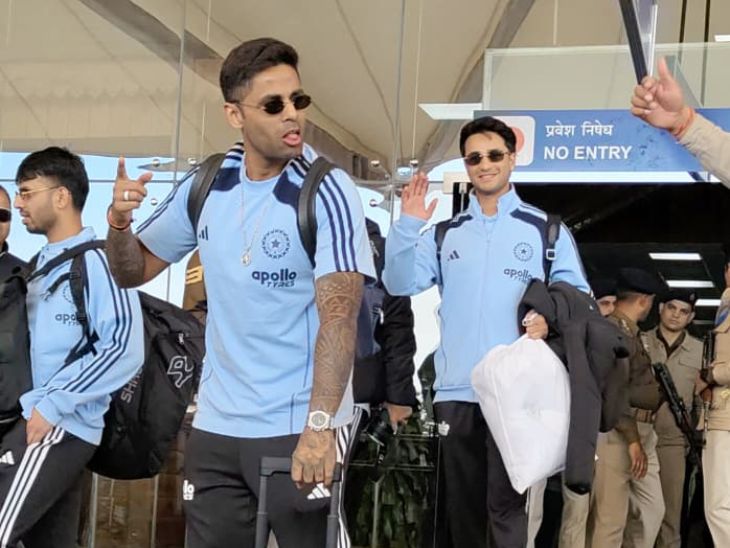 कप्तान सूर्यकुमार यादव एयरपोर्ट से निकलते हुए मस्ती के मूड में नजर आए। उनके साथ अभिषेक और जितेश शर्मा एयरपोर्ट से निकलते हुए।