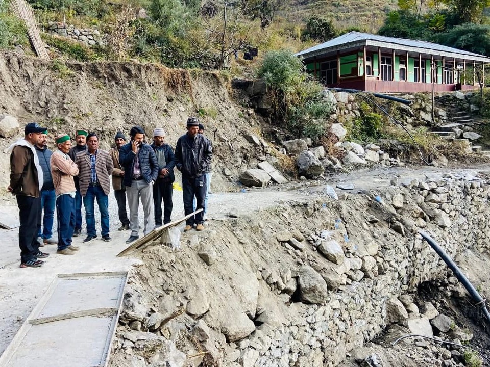 आपदा के दौरान सड़क का एक हिस्सा क्षतिग्रस्त हो गया था।