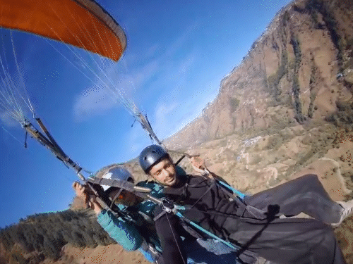 नंगलदेवी से उड़ान भरते हुए पायलट।