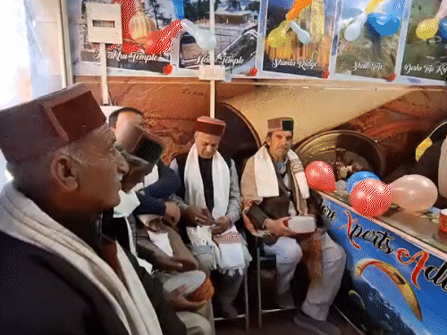 पैराग्लाइडिंग साइट के उद्घाटन अवसर पर मौजूद मुख्य अतिथि व अन्य।