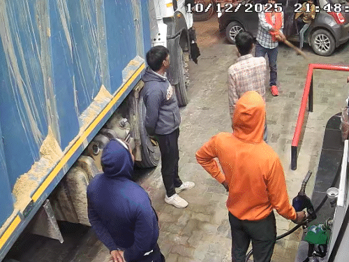 बहादुरगढ़ के झज्जर रोड स्थित एक पेट्रोल पंप पर लगे सीसीटीवी फुटेज में दिखाई दिया बिट्टा लेकर मारने का प्रयास करता आरोपी।