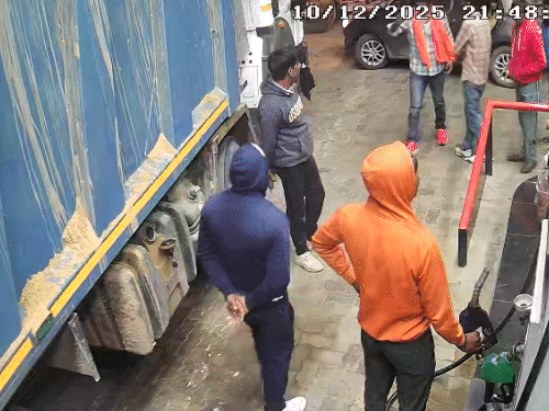 बहादुरगढ़ के झज्जर रोड स्थित एक पेट्रोल पंप पर लगे सीसीटीवी फुटेज में धमकी देते दिखाई दे रहे आरोपी।