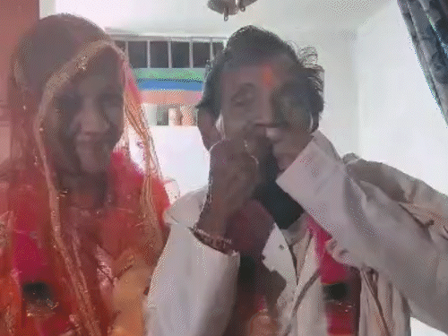 शादी के बाद 75 साल के बुजुर्ग ने मूंछों पर दी ताव।