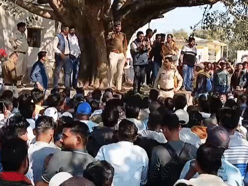 बड़ी संख्या में कैंडिडेट्स हाईकोर्ट पहुंचे। जहां पुलिस बल भी मौजूद रहा।