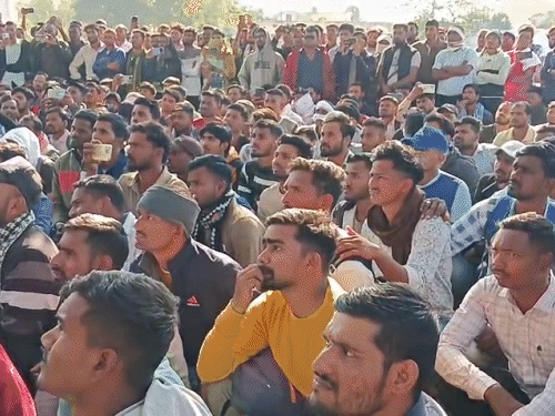 प्रतियोगियों का आरोप है कि मैरिट में आए युवाओं की जगह कम अंक पाने वालों का चयन हुआ है।