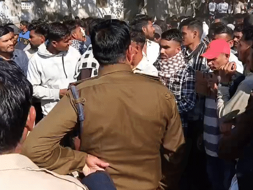 प्रतियोगियों ने आरोप लगाया कि चयन सूची के साथ वेटिंग लिस्ट भी जारी की गई है।