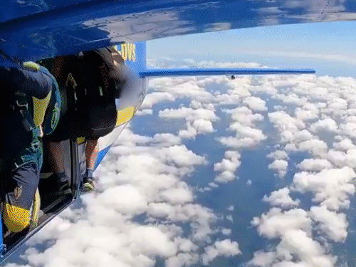 ऑस्ट्रेलिया में स्काई डाइविंग के दौरान एयरक्राफ्ट से कूदते समय स्काई डाइवर का पैर फिसल गया।