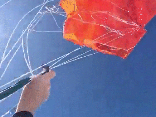 पैराशूटिस्ट ने पैराशूट की सभी 11 रस्सियां काट दीं और खुद को आजाद कराया।