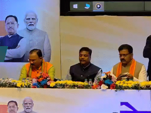 मुख्यमंत्री विष्णुदेव साय ने अपने मंत्रिमंडल के साथ कामकाज का रिपोर्ट कार्ड पेश किया।