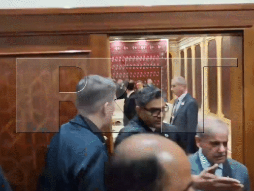 10 मिनट बाद शहबाज शरीफ कमरे से निकल गए।