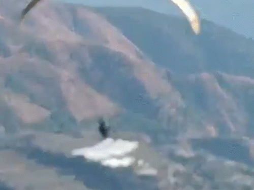 ठियोग की नंगलदेवी में हवा में उड़ान भरते हुए पायलट।