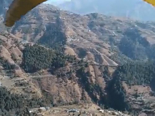 ठियोग में हवा में उड़ान भरते हुए पायलट।