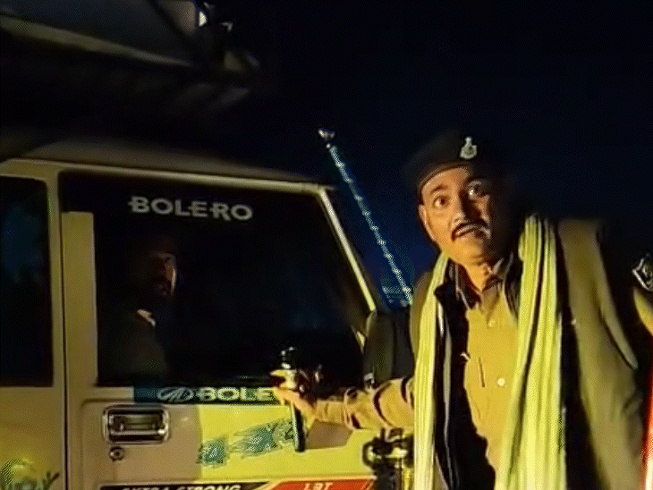 पिकअप ड्राइवर को रोककर खड़े एएसआई रामदेव सिंह।