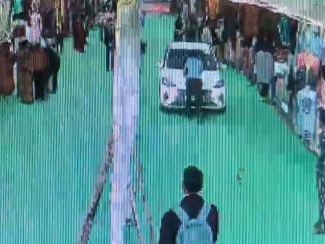 कार रोकने पर सुरक्षा गार्ड सेवाराम धाकड़ को कुचलने का प्रयास करते कार सवार - Dainik Bhaskar