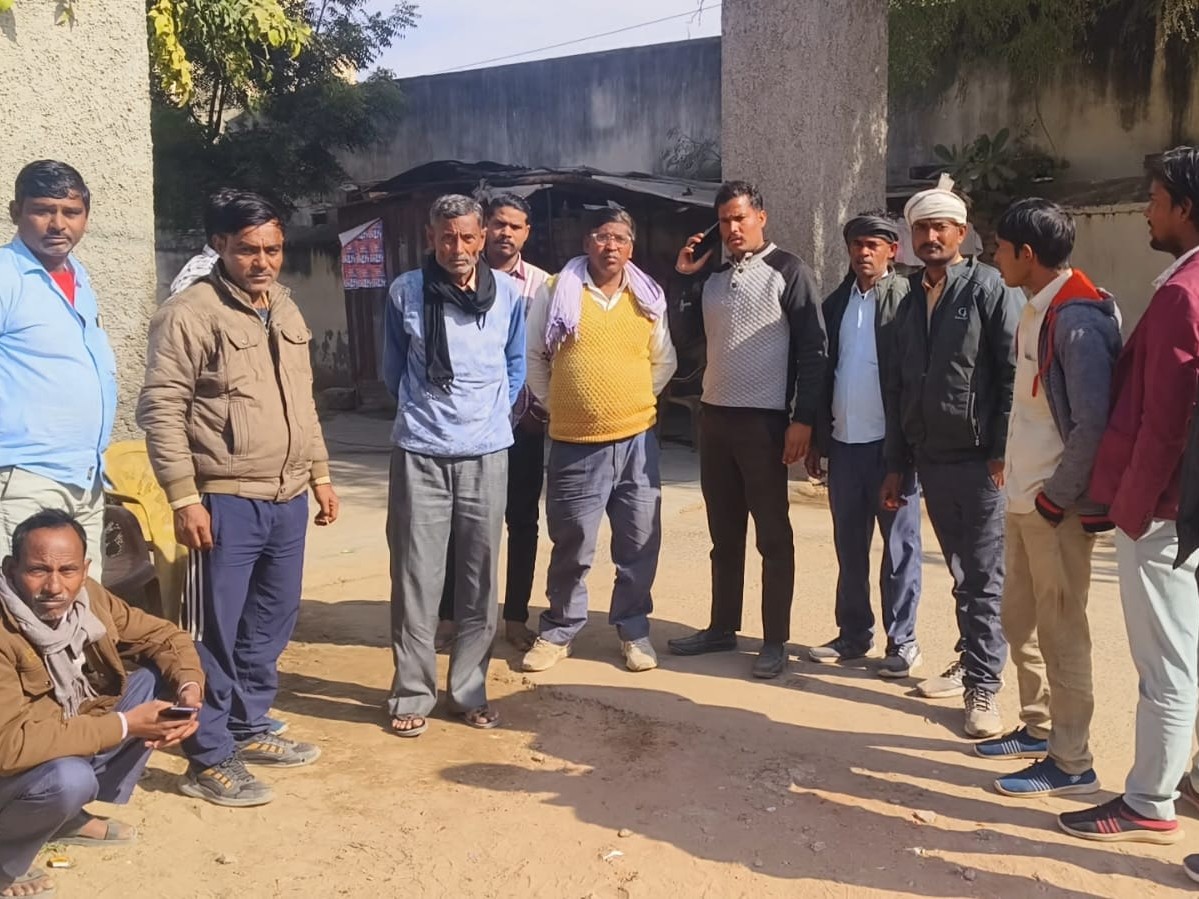 हॉस्पिटल में मौजूद नरेश के परिजन और अन्य लोग।