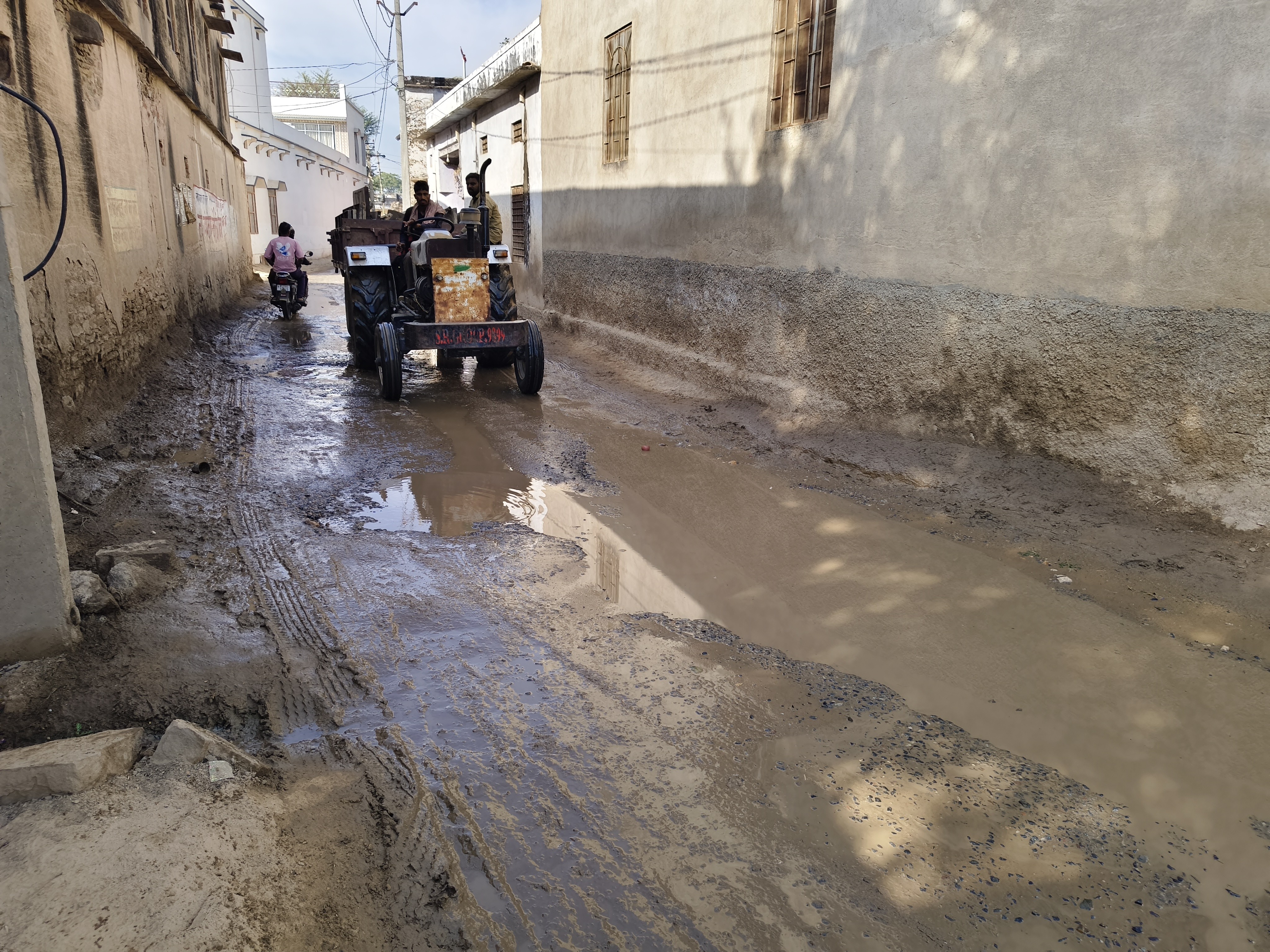 बढ़ती गंदगी, दुर्गंध और मच्छरों का प्रकोप गांव में बीमारियों का खतरा बढ़ रहा है।