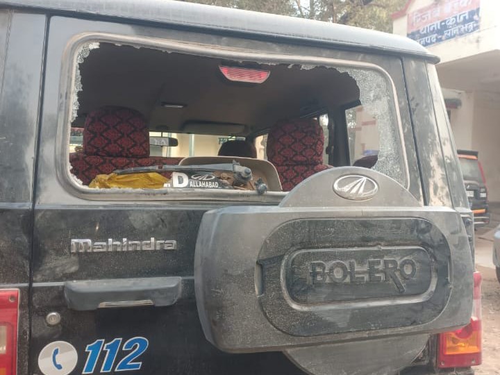 घरेलू विवाद सुलझाने गई पुलिस टीम पर ग्रामीणों का हमला:  सोनभद्र में लाठी-डंडे और पत्थरों से पथराव, हेड कॉन्स्टेबल गंभीर रूप से घायल – Sonbhadra News