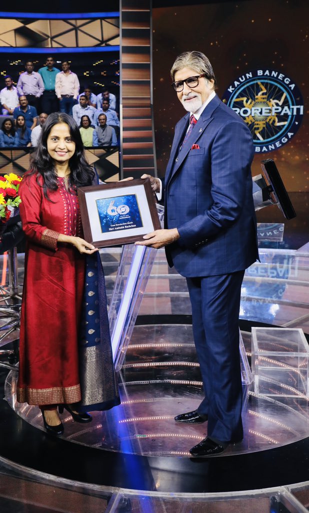 दूरदर्शन के 60 साल होने पर सुप्रिया ने टीम DD, PB की ओर से अमिताभ बच्चन को डाक टिकट भेंट किया था। (फाइल फोटो)