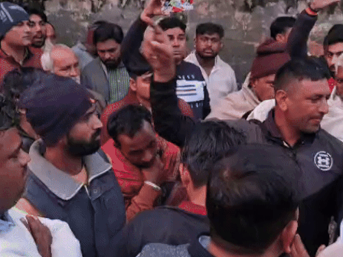 12 दिसंबर की शाम को आदित्य का शव सांदल कलां गांव पहुंचा था। पहले परिवार ने अंतिम संस्कार से इनकार कर दिया था। हालांकि, पुलिस अधिकारियों के समझाने के बाद वे मान गए।