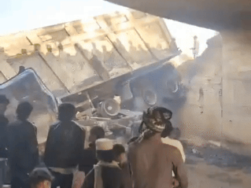 दिल्ली मुंबई एक्सप्रेसवे से नीचे गिरा डंपर,आग लगने से दो लोगों की मौत।