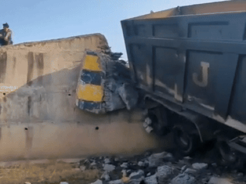 दिल्ली मुंबई एक्सप्रेसवे से नीचे गिरा डंपर,आग लगने से दो लोगों की मौत।