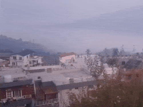 अल्मोड़ा में गुरुवार को ठंडी हवाएं चलीं, जिससे तापमान में गिरावट दर्ज की गई।