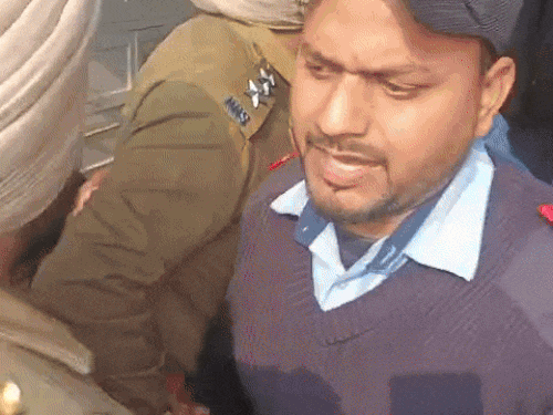 अमृतसर में कई स्कूलों में बम ब्लास्ट की धमकी:  पुलिस हाई-अलर्ट पर, बच्चों की छुट्‌टी कर घर भेजा गया, स्कूल खाली कराए; सर्च ऑपरेशन जारी – Amritsar News