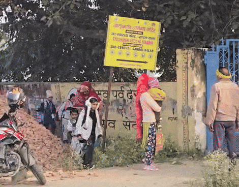 जाम के कारण स्कूल जाने वाले बच्चों को परेशानी उठानी पड़ी।