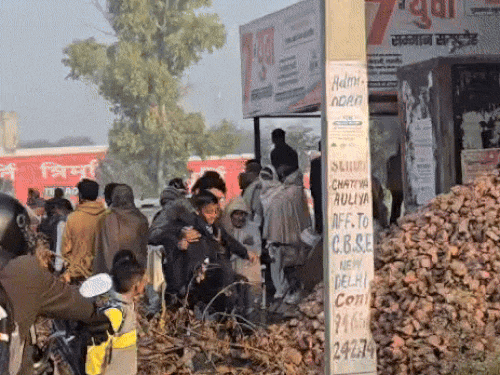 जाम के कारण स्कूल जा रहे बच्चों को पेरेंट्स दूसरे रास्ते से लेकर पहुंचे।