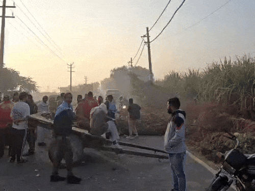 ग्रामीणों ने रोड जाम करने के लिए बुग्गी भी लगा दी थी।