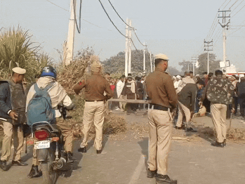 पुलिस ने रोड जाम करने के लिए लगाई बुग्गी और पेड़ों की टहनियां खुद ही हटाई।