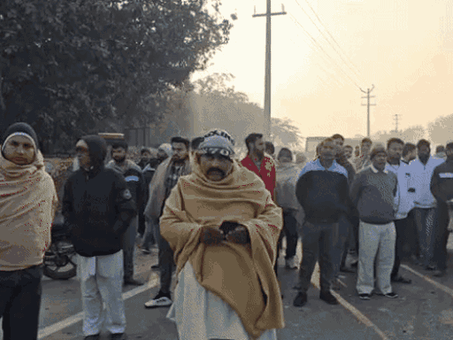 12 दिसंबर की सुबह सांदल कलां में ग्रामीणों ने जाम लगा दिया था।