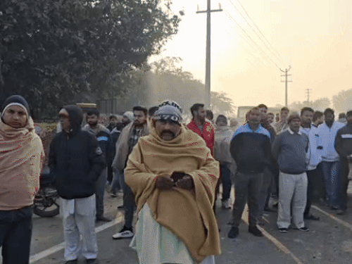 गांव सांदल कलां में लगाए गए जाम के दौरान ग्रामीण और परिजन।