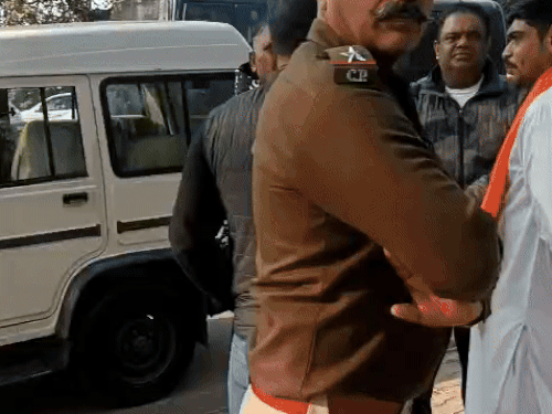 मौके पर पहुंची पुलिस जांच करती हुई।