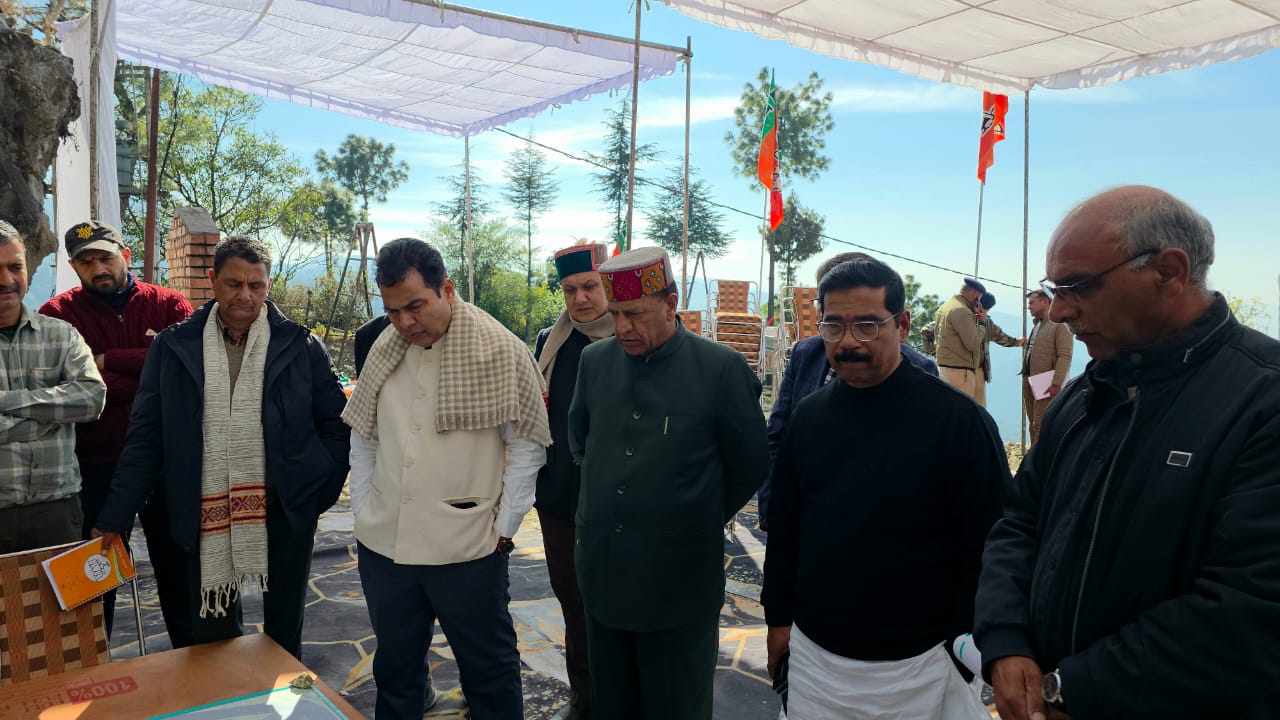 जिस जगह बीजेपी का राज्य स्तरीय ऑफिस बनने जा रहा है, वहां पर तैयारियों का जायजा लेते हुए भाजपा नेता।