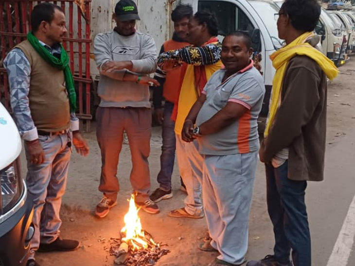 बिहार: मुंगेर में सर्दी से बचने के लिए अलाव का सहारा लेते लोग।