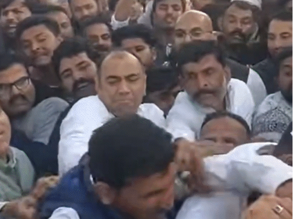 पूर्व मंत्री प्रियव्रत सिंह ने अपने ही कार्यकर्ता को पीट दिया।