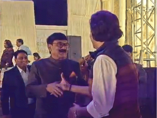 एक शादी में सिंधिया समर्थक पूर्व मंत्री महेंद्र सिंह सिसोदिया और जयवर्धन सिंह गर्मजोशी से मिले।