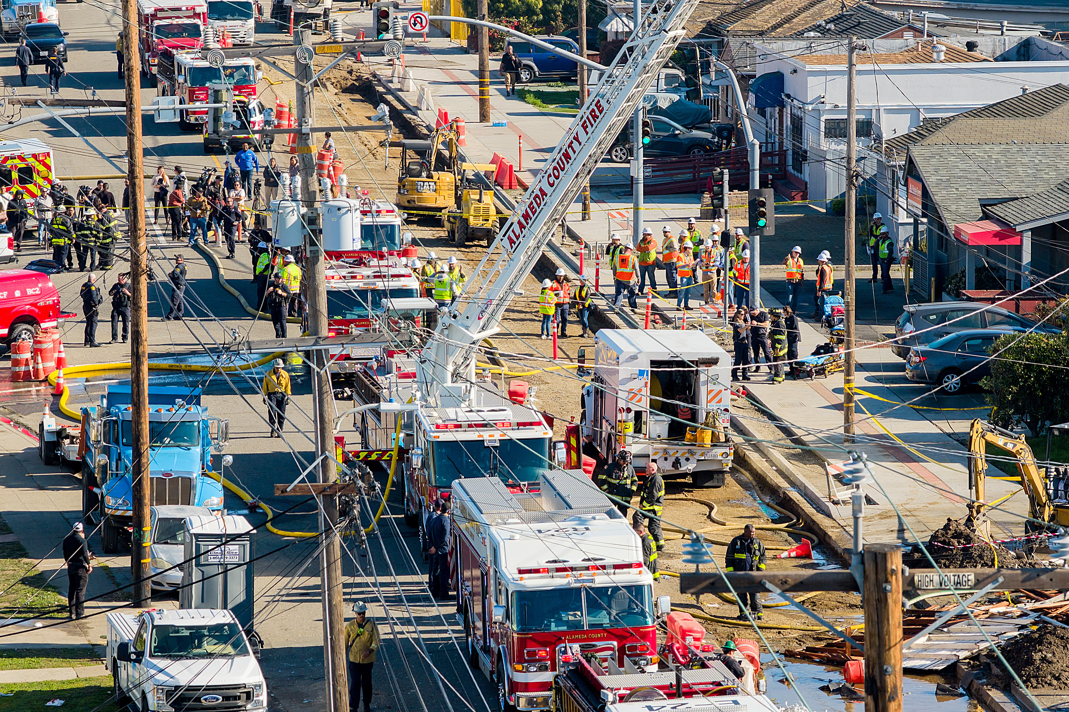 मौके पर 75 से ज्यादा फायर फाइटर पहुंचे और आग पर काबू पाया।