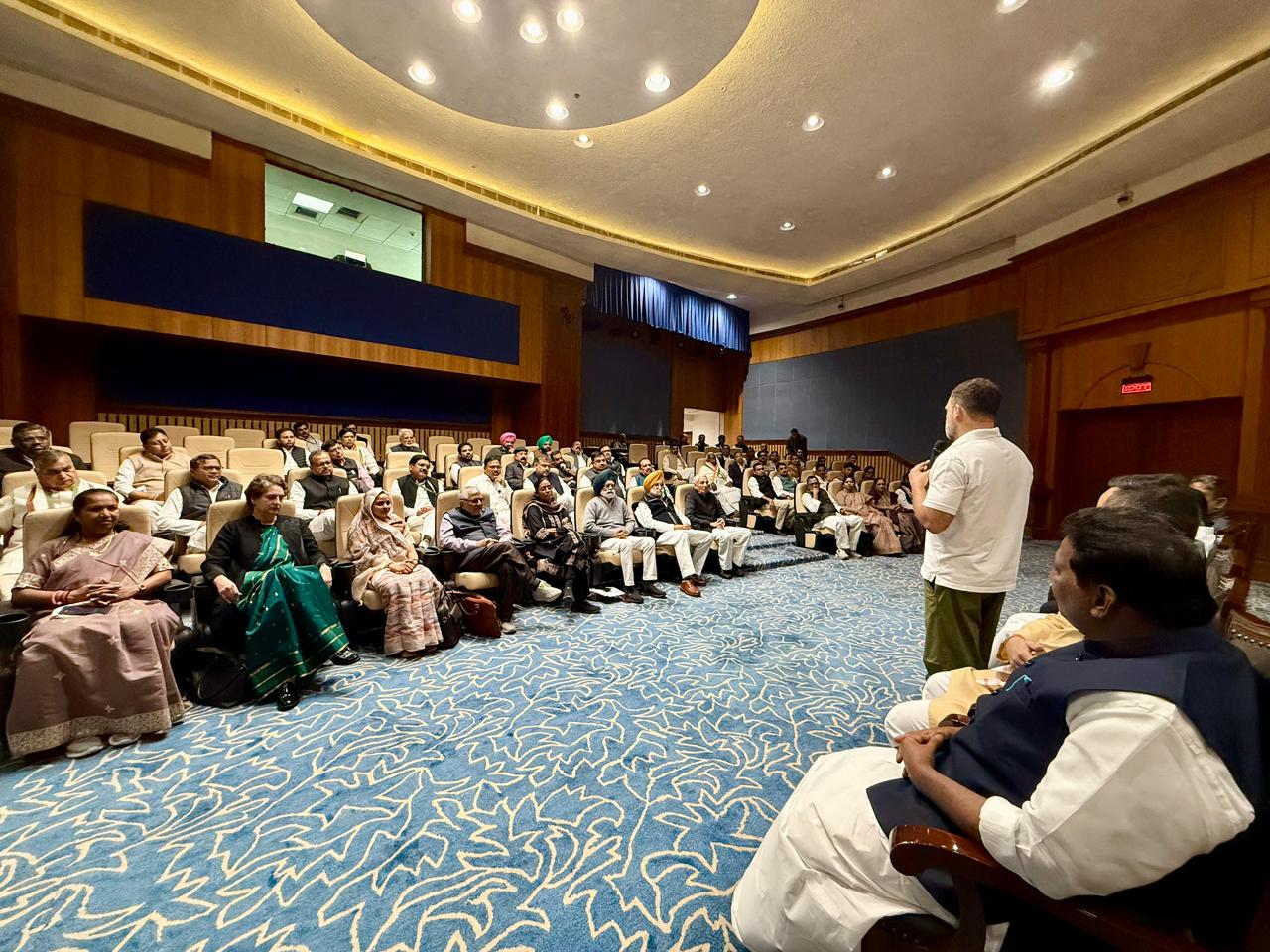 राहुल गांधींचे खाली उतरणारे डॉक्टरांचे अध्यक्ष ९९ जण सहभागी झाले.