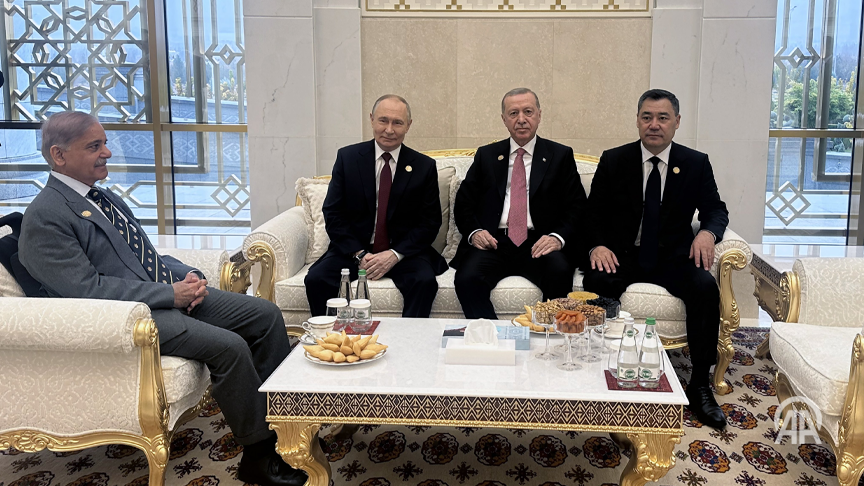 द्विपक्षीय बैठकीपूर्वी शहबाज यांनी पुतिन, एर्दोआन आणि तुर्कमेनिस्तानच्या राष्ट्रपतींबद्दल अनौपचारिक भेट होती.