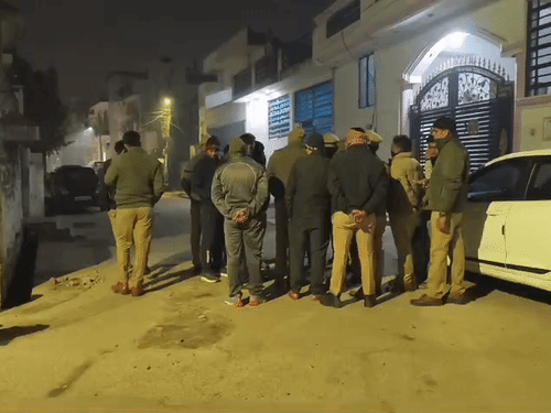 आलमबाग थाना पुलिस मौके पर पहुंची। शव को कब्जे में लेकर पोस्टमॉर्टम के लिए भेजा।