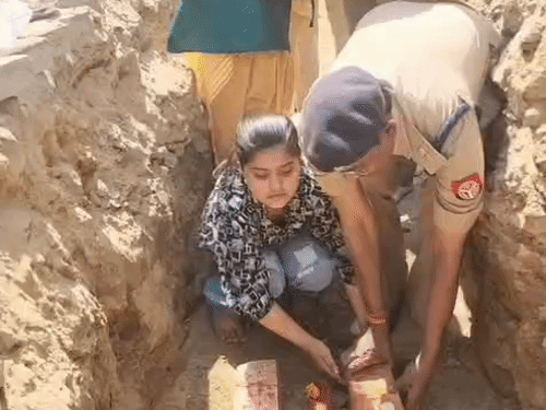 4 मार्च, 2025 को मुस्लिम कन्या इनाया के हाथों से चौकी के नींव की पहली ईट रखवाई गई थी।